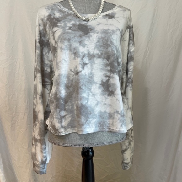 Oversized Gray and White Long Sleeve Crop Top - Picture 1 of 11